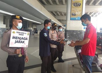 Awasi Prokes di Terminal, Polresta Bandara Soetta Terjunkan Puluhan Personel