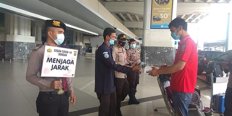 Awasi Prokes di Terminal, Polresta Bandara Soetta Terjunkan Puluhan Personel