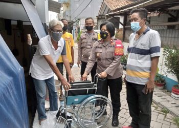 Polsek Neglasari Beri Bantuan Kursi Roda ke Warga