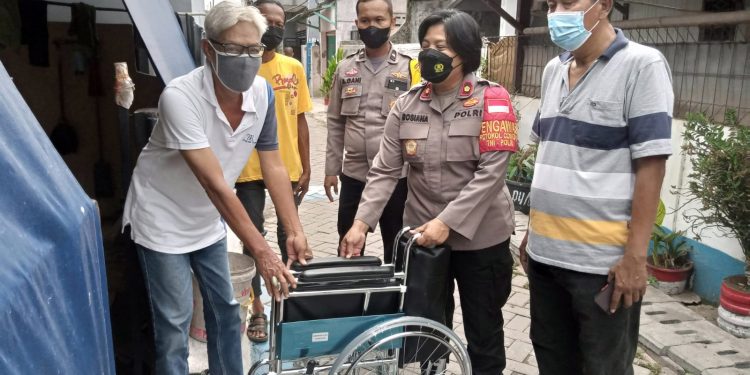 Polsek Neglasari Beri Bantuan Kursi Roda ke Warga