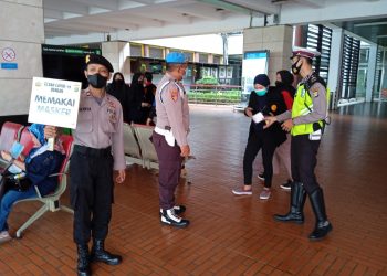 Prokes di Terminal Bandara Soetta Diawasi Puluhan Polisi