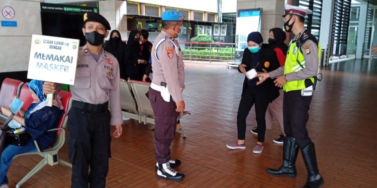 Prokes di Terminal Bandara Soetta Diawasi Puluhan Polisi