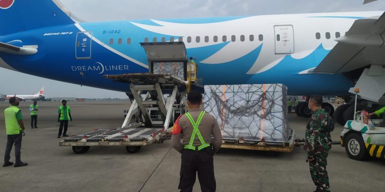 Empat Juta Dosis Vaksin Sinovac Tiba di Bandara Soetta