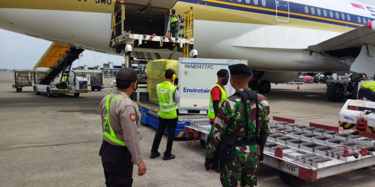 1.336.200 Dosis Vaksin Astrazeneca Tiba di Bandara Soetta