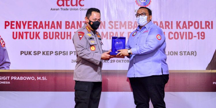 Bagikan Ribuan Sembako, Kapolri Titip Pesan Buruh Tetap Jaga Prokes