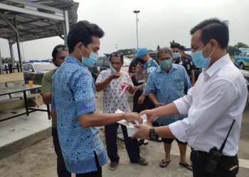 Polisi Bandara Soetta Bagikan Masker di Area Cargo dan Pool Taxi