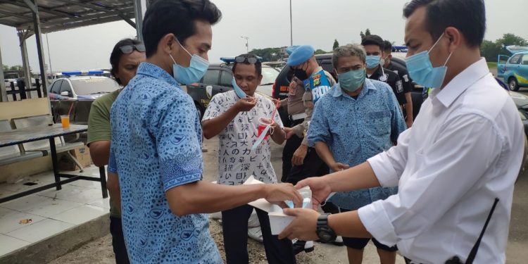 Polisi Bandara Soetta Bagikan Masker di Area Cargo dan Pool Taxi