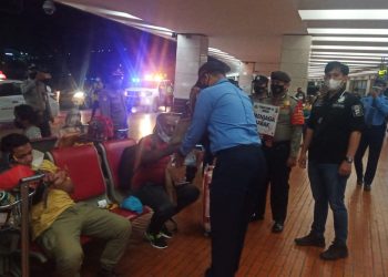 Polisi Bandara Soetta Bagi-bagikan Masker di Terminal