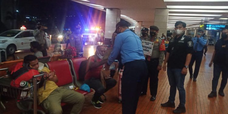 Polisi Bandara Soetta Bagi-bagikan Masker di Terminal