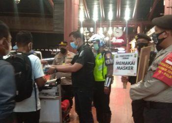 Tegakan Prokes, Personel Gabungan Sisir Terminal Bandara Soetta