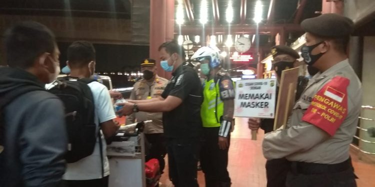 Tegakan Prokes, Personel Gabungan Sisir Terminal Bandara Soetta