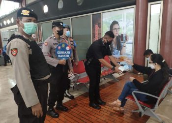 Polisi Bandara Soetta Bagikan Masker di Terminal