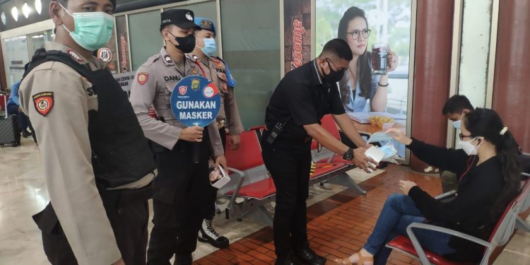 Polisi Bandara Soetta Bagikan Masker di Terminal