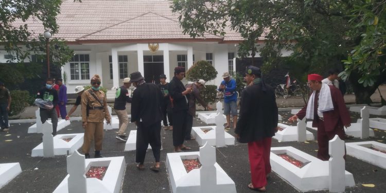 Hari Pahlawan, Kocita Tabur Bunga di TMP Daan Mogot