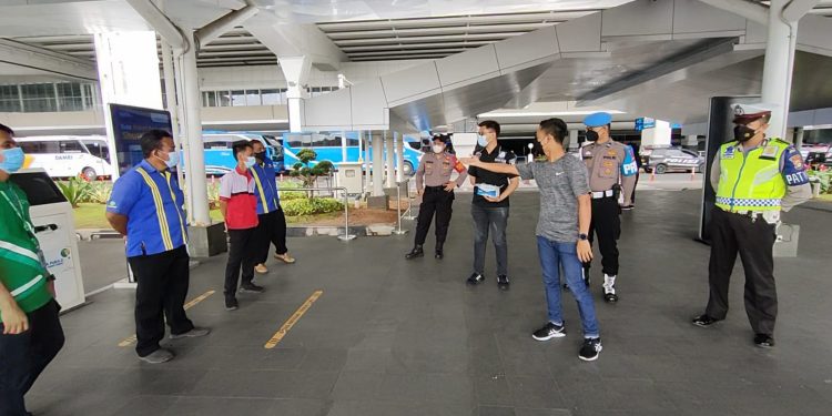 Awasi Prokes, Polisi Sisir Terminal Bandara Soetta