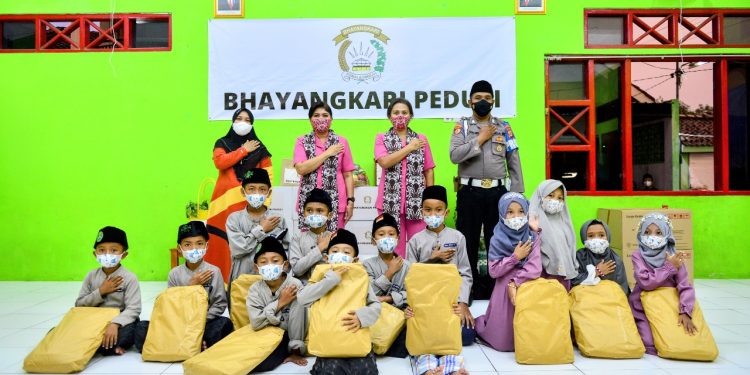 Ketua Umum Bhayangkari Gelar Baksos di Yogyakarta