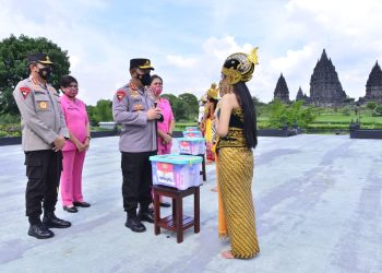 Kapolri Serahkan Bansos ke Pekerja Seni di Yogyakarta