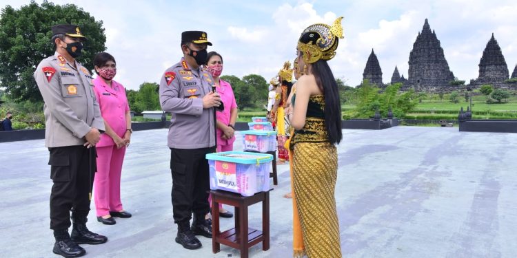 Kapolri Serahkan Bansos ke Pekerja Seni di Yogyakarta