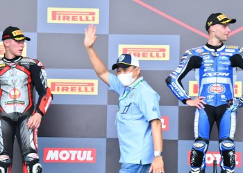 Bamsoet Bersama Presiden FIM Asia Serahkan Trofi Pemenang di Mandalika