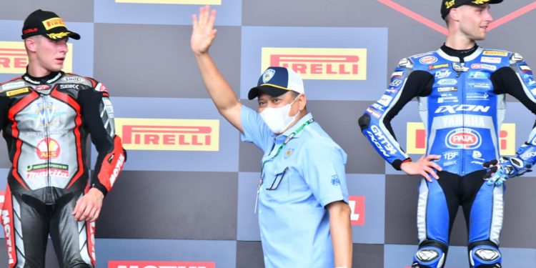 Bamsoet Bersama Presiden FIM Asia Serahkan Trofi Pemenang di Mandalika