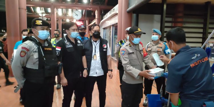 Awasi Prokes di Bandara Soetta, Polisi Gelar Operasi Malam Hari