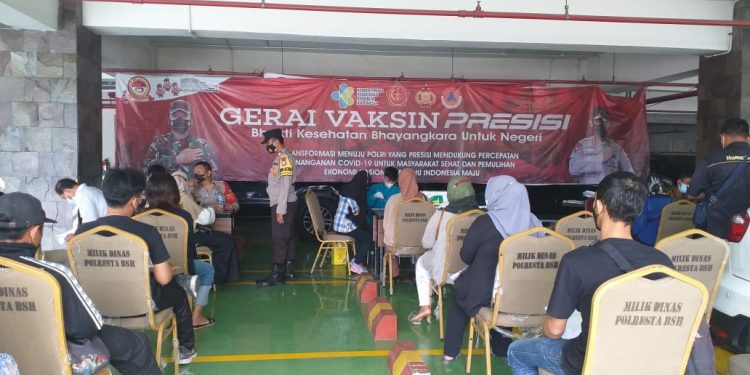 Puluhan Orang Vaksin di Polresta Bandara Soetta