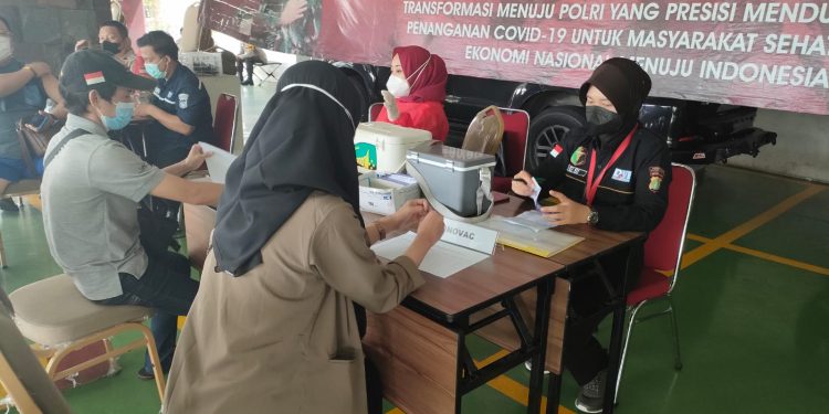 52 Orang Vaksin di Polresta Bandara Soetta