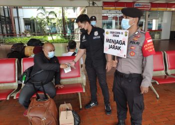 Cegah Covid-19, Terminal Bandara Soetta Diawasi Ketat Puluhan Polisi