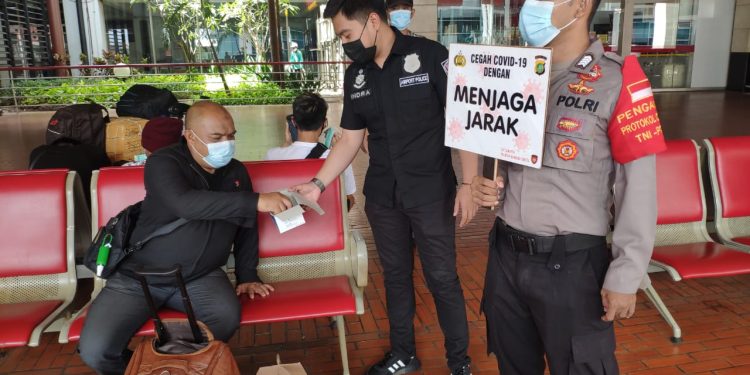 Cegah Covid-19, Terminal Bandara Soetta Diawasi Ketat Puluhan Polisi