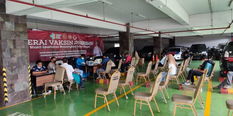 Jelang Akhir Bulan, Puluhan Orang Vaksin di Polresta Bandara Soetta