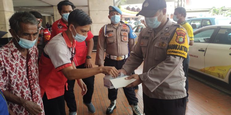 Cegah Prokes Kendor, Terminal Bandara Soetta Diawasi Polisi