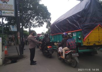 Waka Polsek Cipondoh Pimpin Langsung Pengaturan Arus Lalu-lintas