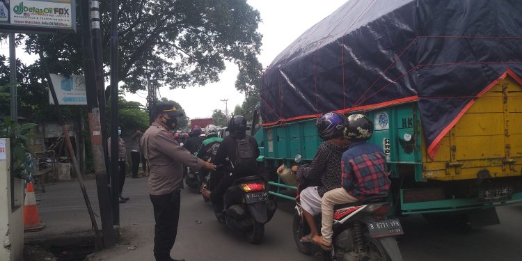 Waka Polsek Cipondoh Pimpin Langsung Pengaturan Arus Lalu-lintas