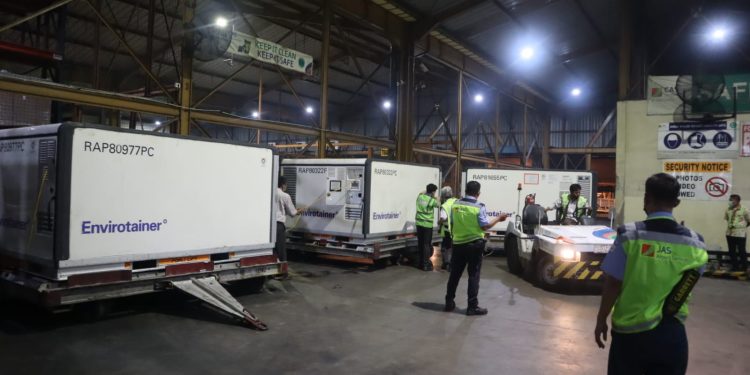 1.932.000 Dosis Vaksin Astrazeneca Tiba di Bandara Soetta