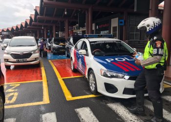 Polisi Awasi Prokes dan Bagikan Masker di Bandara Soetta