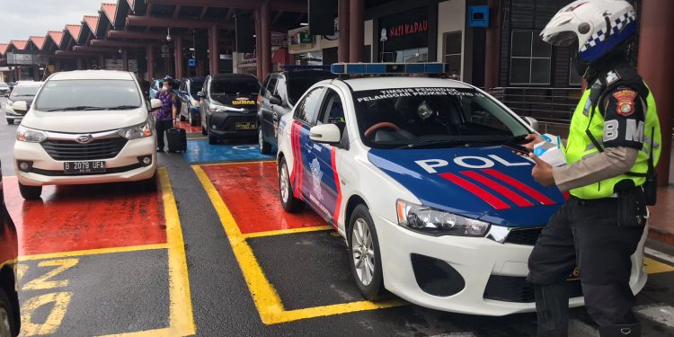Polisi Awasi Prokes dan Bagikan Masker di Bandara Soetta