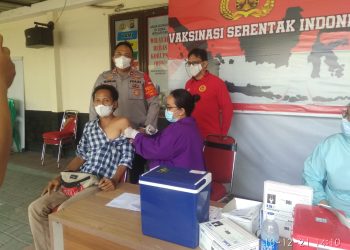 Sediakan Vaksinasi Gratis, Polsek Cipondoh Diserbu Ratusan Warga
