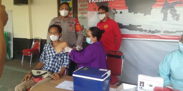 Sediakan Vaksinasi Gratis, Polsek Cipondoh Diserbu Ratusan Warga