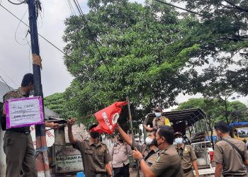 Petugas Gabungan di Cipondoh, Tertibkan Spanduk dan Posko Ormas
