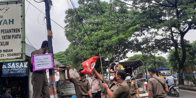 Petugas Gabungan di Cipondoh, Tertibkan Spanduk dan Posko Ormas