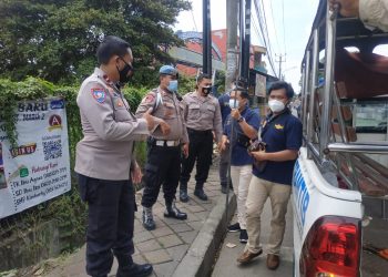 Tertibkan Spanduk Ormas, Polsek Cipondoh Kerahkan Belasan Personel Gabungan