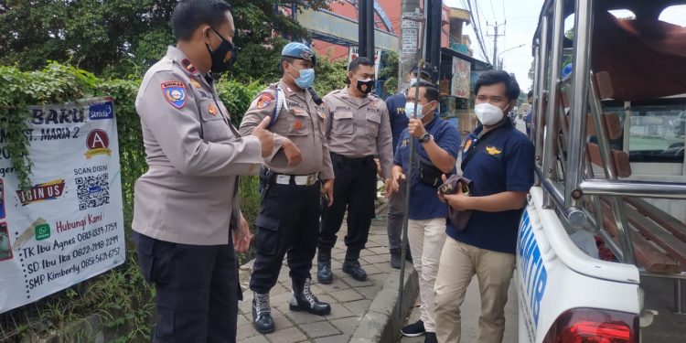 Tertibkan Spanduk Ormas, Polsek Cipondoh Kerahkan Belasan Personel Gabungan