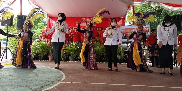 Kedatangan Kalapas Kelas IIA Tangerang Disambut Kalungan Ronce Melati