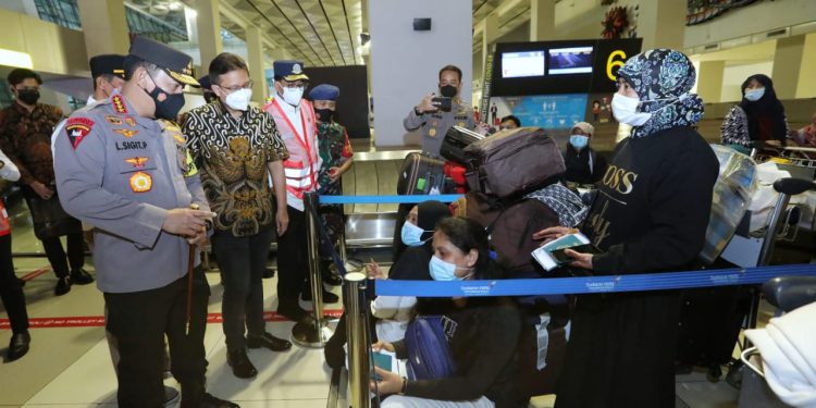 Tinjau Bandara Soetta H-1 Natal, Kapolri Minta Pengawasan Ketat Masa Karantina PPI