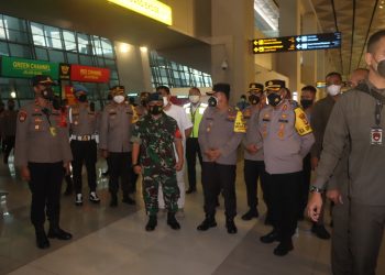 Antisipasi Omicron, Kapolda Metro Jaya Tinjau Arus Kedatangan WNI dan WNA di Bandara Soetta