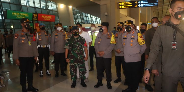 Antisipasi Omicron, Kapolda Metro Jaya Tinjau Arus Kedatangan WNI dan WNA di Bandara Soetta