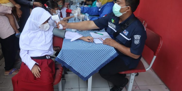 Polresta Bandara Soetta Gelar Vaksinasi Massal di SDN Benda Baru