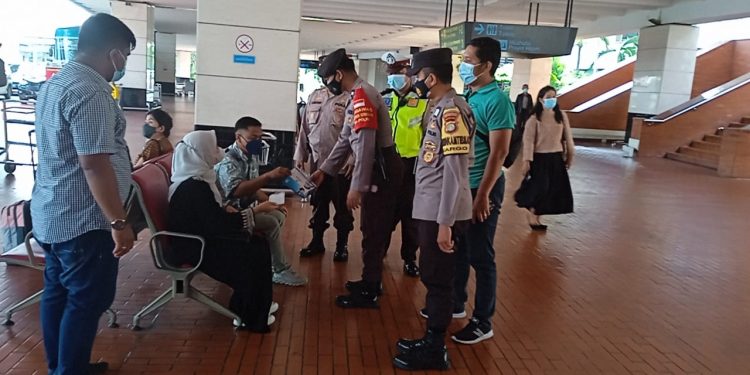 Cegah Covid-19, Polisi Sisir Area Cargo Bandara Soetta