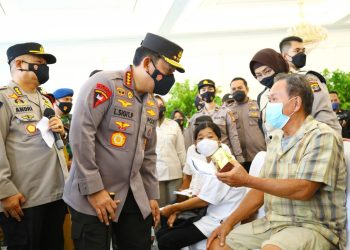 Tinjau Vaksinasi Serentak se-Indonesia, Kapolri Instruksikan Akselerasi ke Lansia dan Anak-Anak