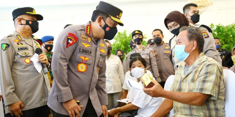 Tinjau Vaksinasi Serentak se-Indonesia, Kapolri Instruksikan Akselerasi ke Lansia dan Anak-Anak